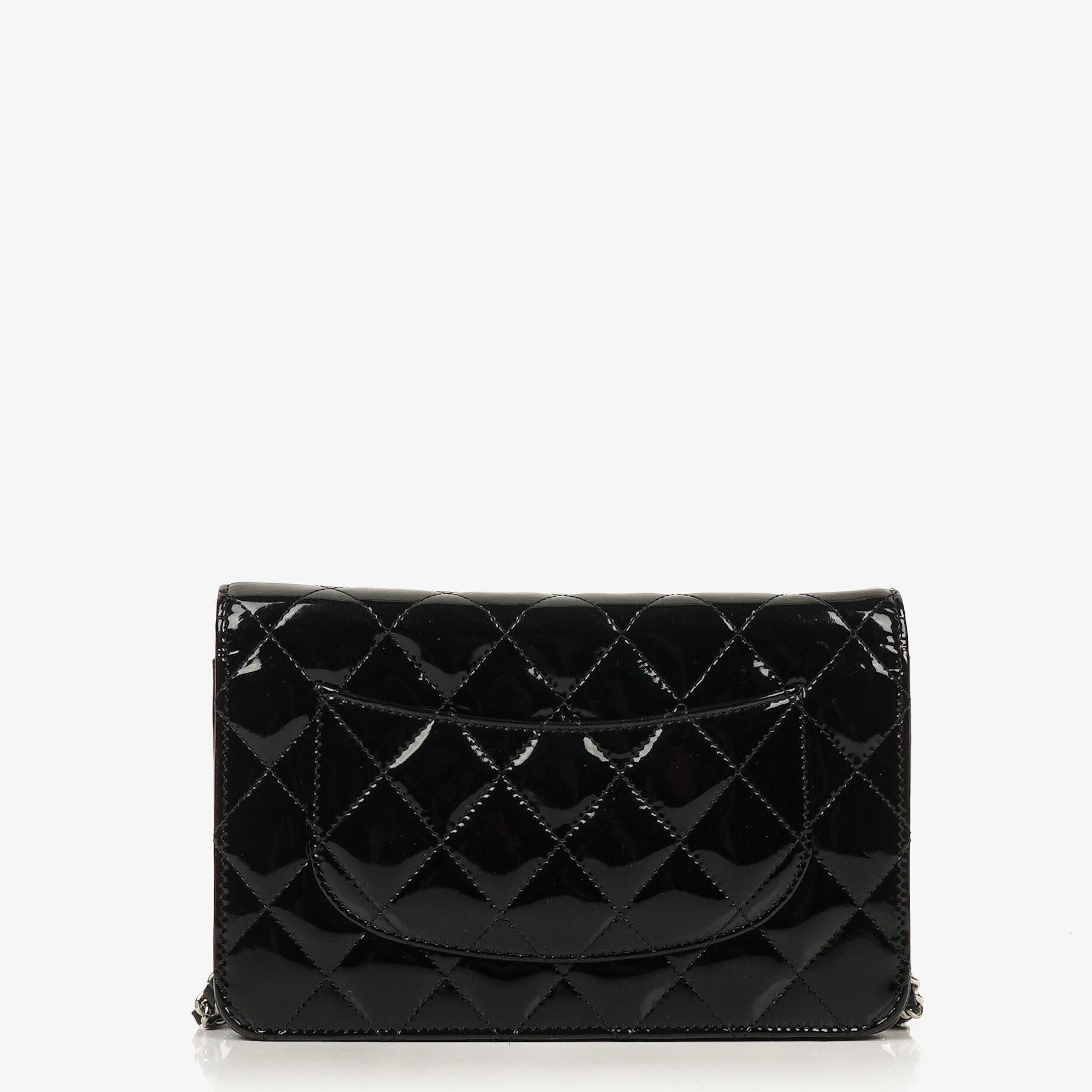 Chanel Wallet On Chain WOC aus schwarzem gestepptem Lackleder mit silberfarbenen Beschlägen