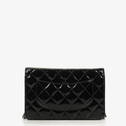Chanel Wallet On Chain WOC aus schwarzem gestepptem Lackleder mit silberfarbenen Beschlägen
