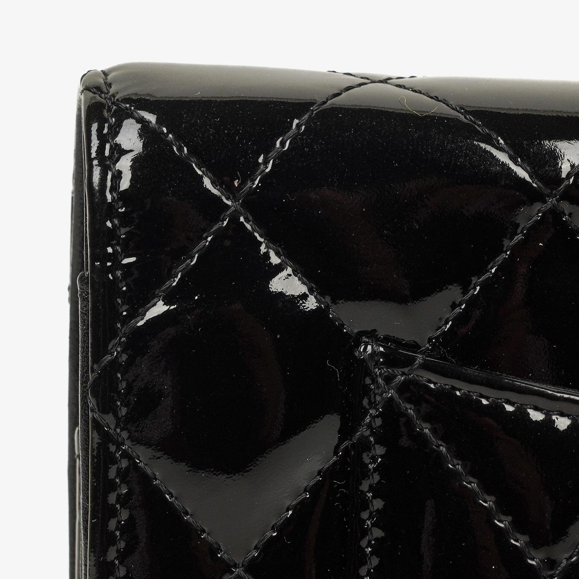 Chanel Wallet On Chain WOC aus schwarzem gestepptem Lackleder mit silberfarbenen Beschlägen