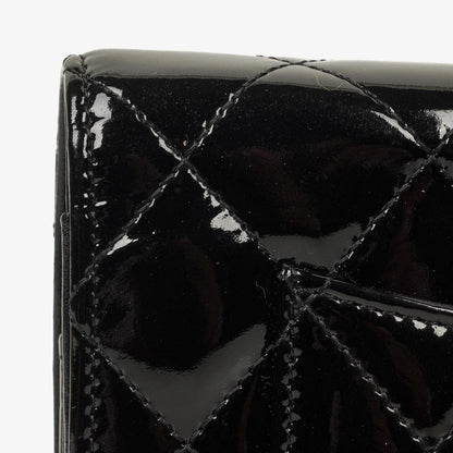 Chanel Wallet On Chain WOC aus schwarzem gestepptem Lackleder mit silberfarbenen Beschlägen