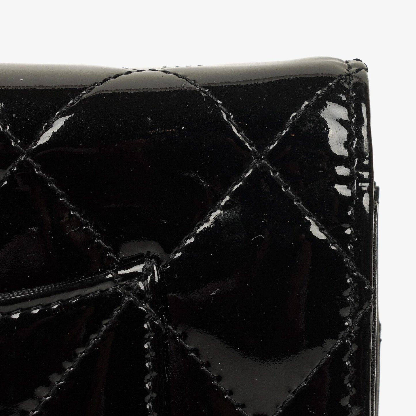 Chanel Wallet On Chain WOC aus schwarzem gestepptem Lackleder mit silberfarbenen Beschlägen