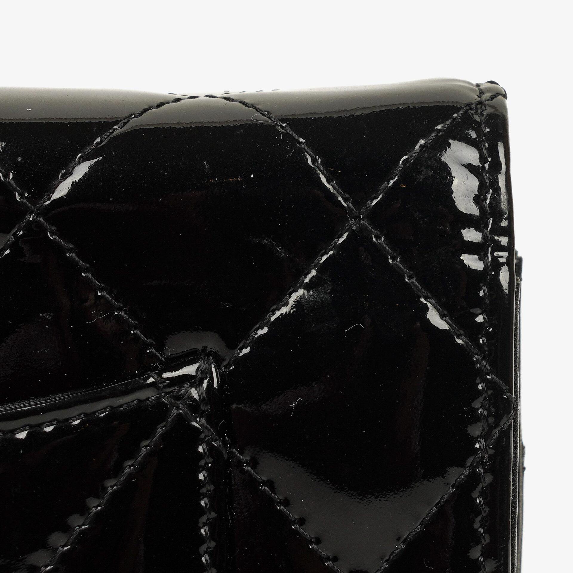 Chanel Wallet On Chain WOC aus schwarzem gestepptem Lackleder mit silberfarbenen Beschlägen