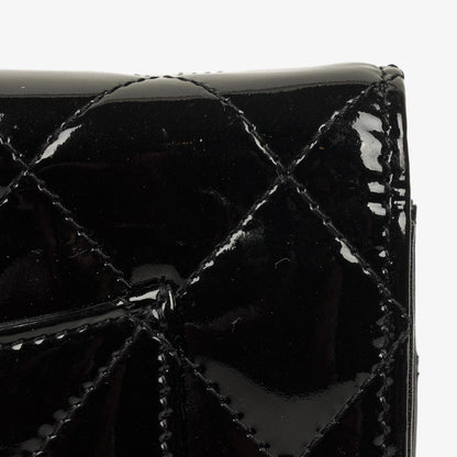Chanel Wallet On Chain WOC aus schwarzem gestepptem Lackleder mit silberfarbenen Beschlägen