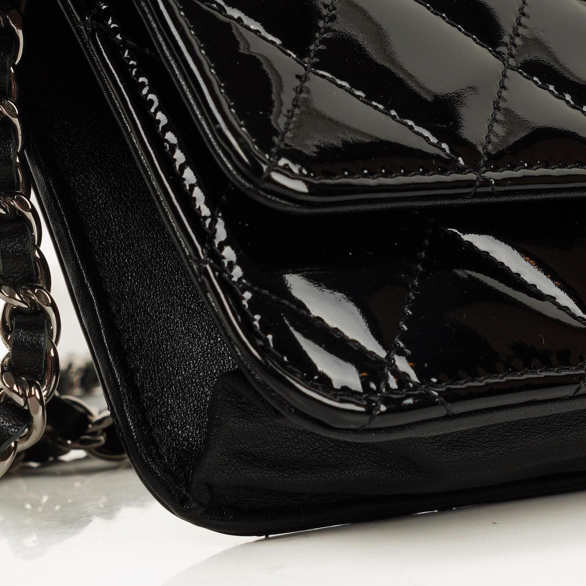 Chanel Wallet On Chain WOC aus schwarzem gestepptem Lackleder mit silberfarbenen Beschlägen