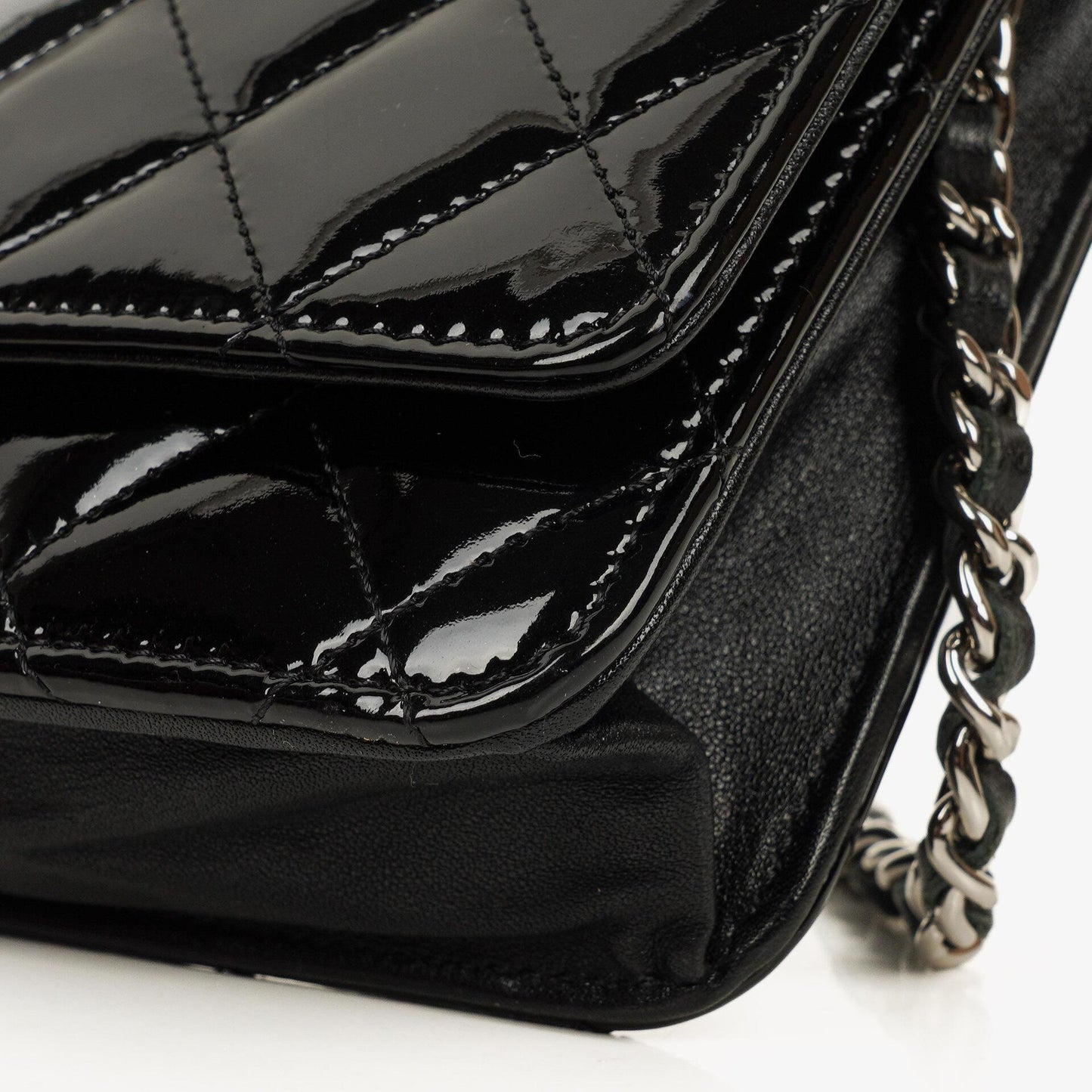 Chanel Wallet On Chain WOC aus schwarzem gestepptem Lackleder mit silberfarbenen Beschlägen