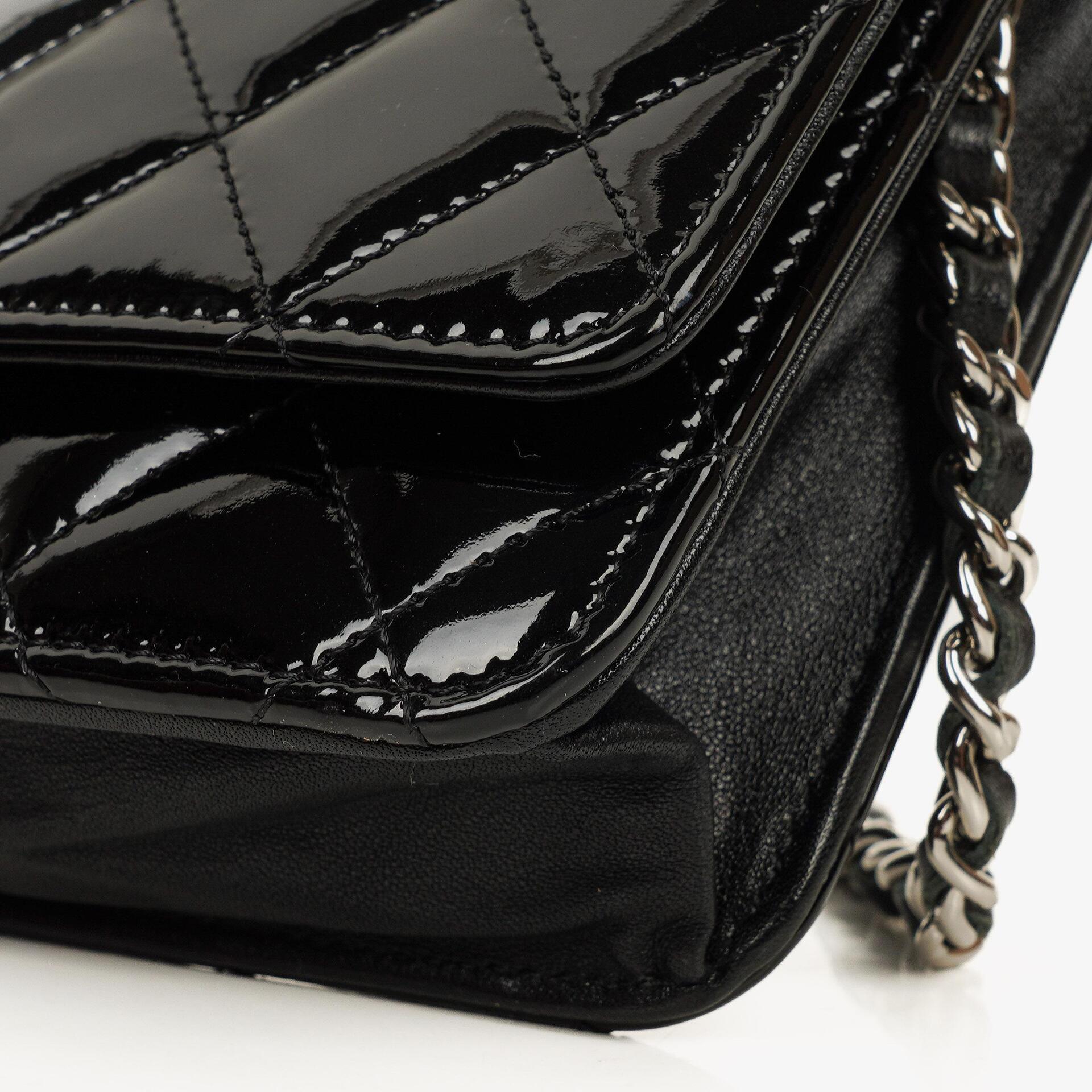 Chanel Wallet On Chain WOC aus schwarzem gestepptem Lackleder mit silberfarbenen Beschlägen