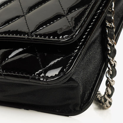 Chanel Wallet On Chain WOC aus schwarzem gestepptem Lackleder mit silberfarbenen Beschlägen