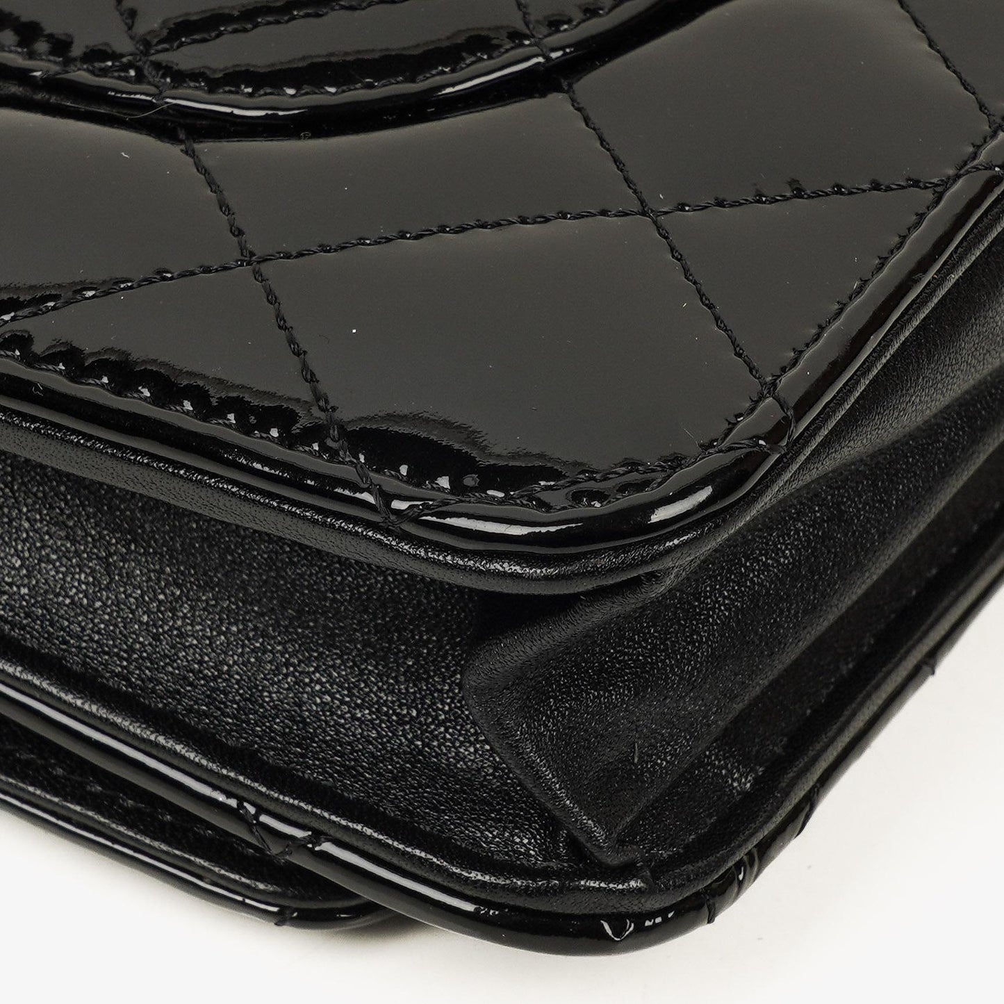 Chanel Wallet On Chain WOC aus schwarzem gestepptem Lackleder mit silberfarbenen Beschlägen
