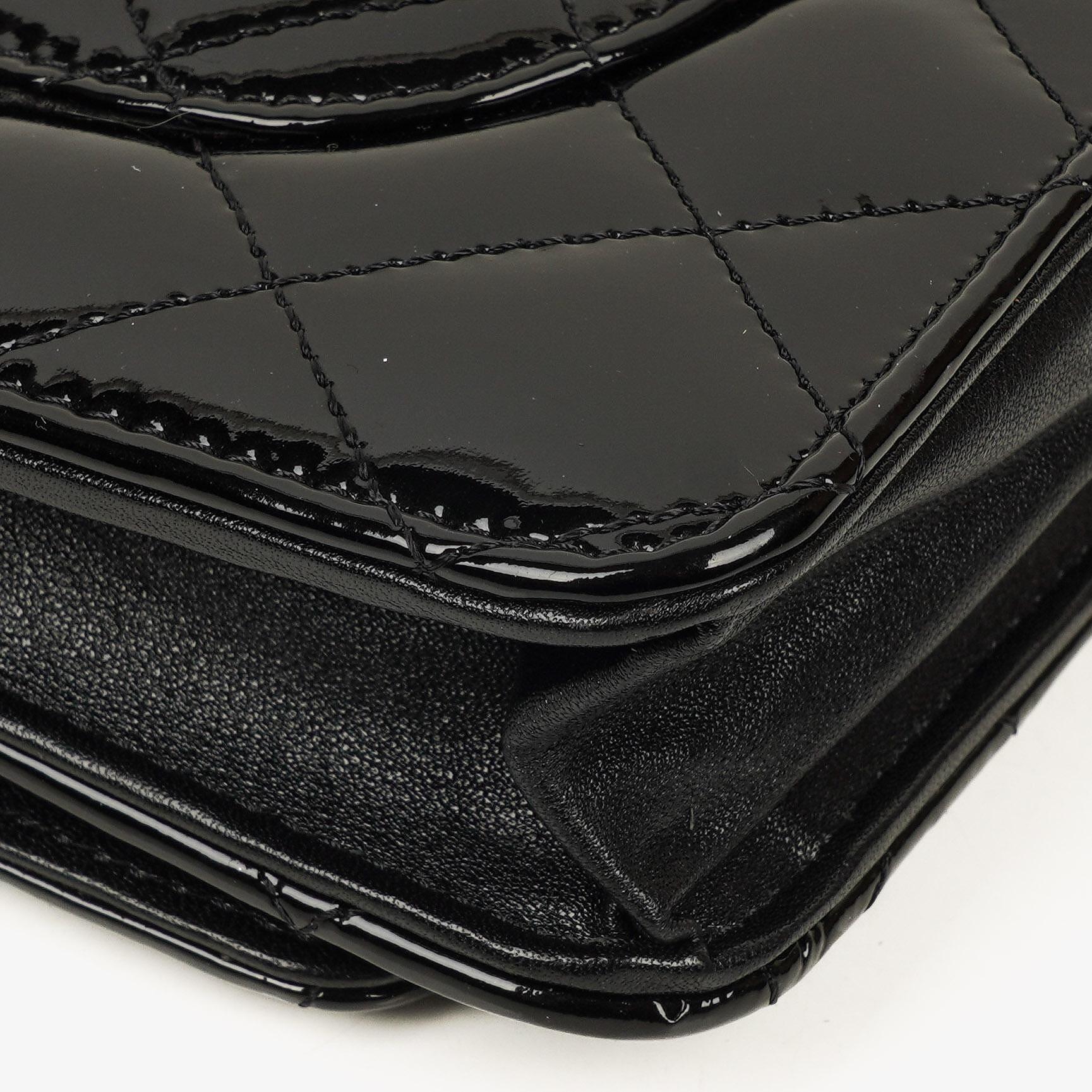 Chanel Wallet On Chain WOC aus schwarzem gestepptem Lackleder mit silberfarbenen Beschlägen