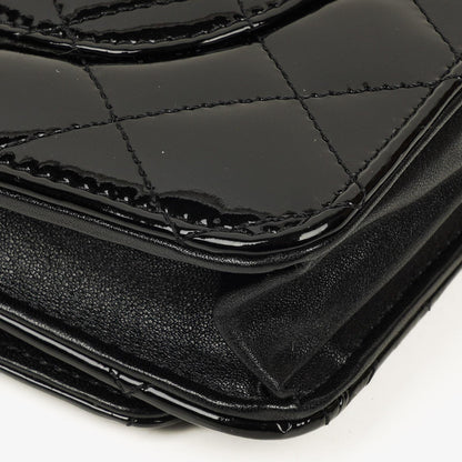 Chanel Wallet On Chain WOC aus schwarzem gestepptem Lackleder mit silberfarbenen Beschlägen
