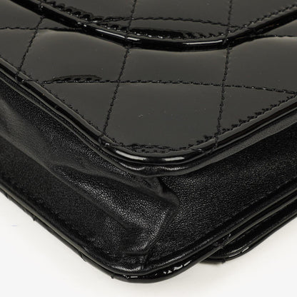 Chanel Wallet On Chain WOC aus schwarzem gestepptem Lackleder mit silberfarbenen Beschlägen