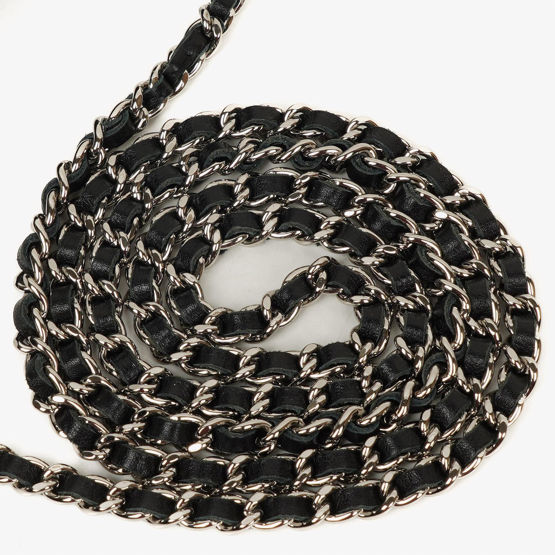 Chanel Wallet On Chain WOC aus schwarzem gestepptem Lackleder mit silberfarbenen Beschlägen