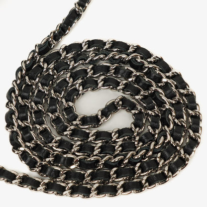 Chanel Wallet On Chain WOC aus schwarzem gestepptem Lackleder mit silberfarbenen Beschlägen