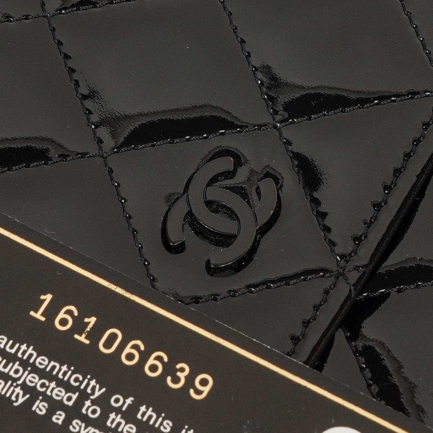Chanel Wallet On Chain WOC aus schwarzem gestepptem Lackleder mit silberfarbenen Beschlägen