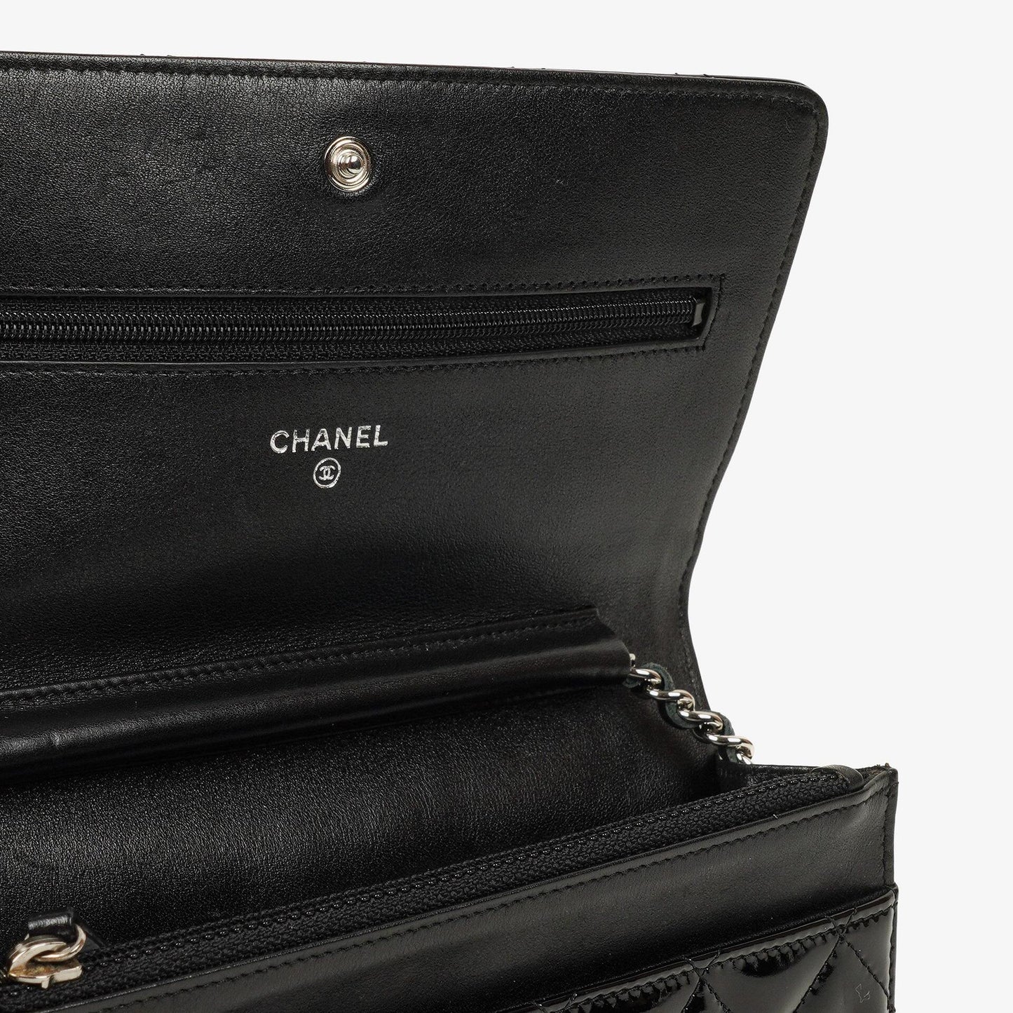 Chanel Wallet On Chain WOC aus schwarzem gestepptem Lackleder mit silberfarbenen Beschlägen