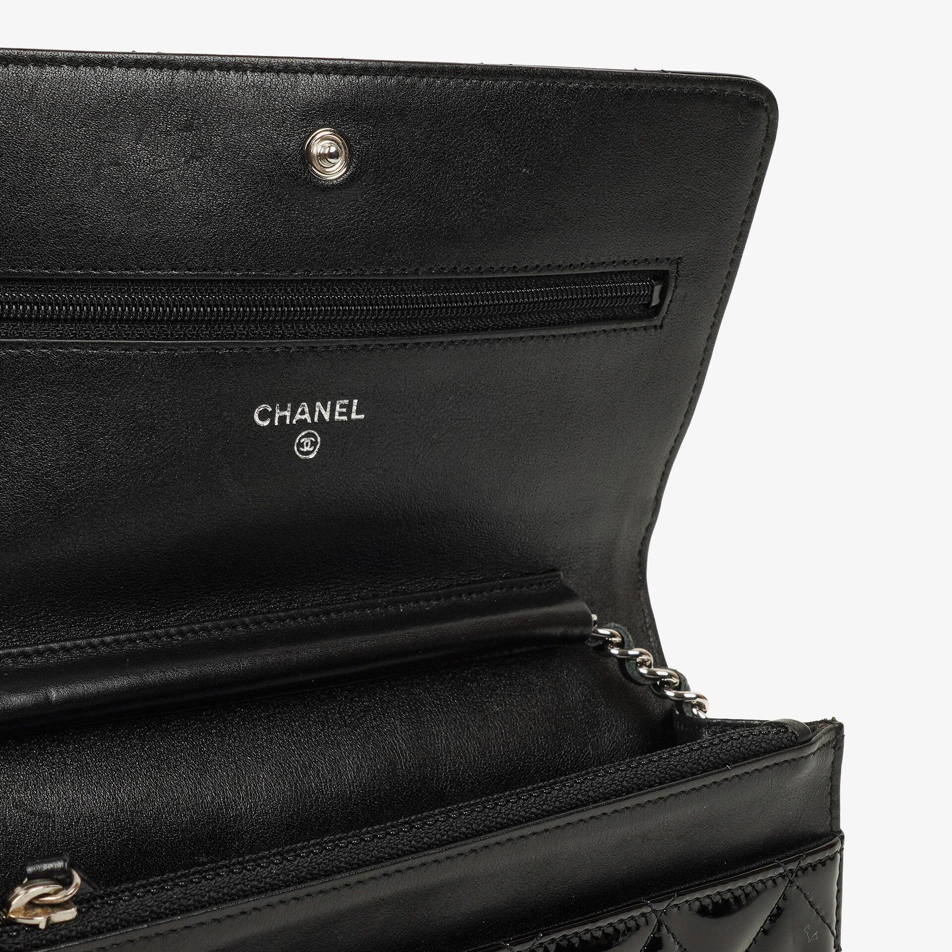 Chanel Wallet On Chain WOC aus schwarzem gestepptem Lackleder mit silberfarbenen Beschlägen