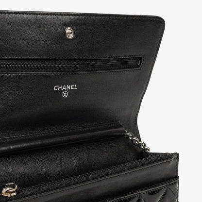 Chanel Wallet On Chain WOC aus schwarzem gestepptem Lackleder mit silberfarbenen Beschlägen