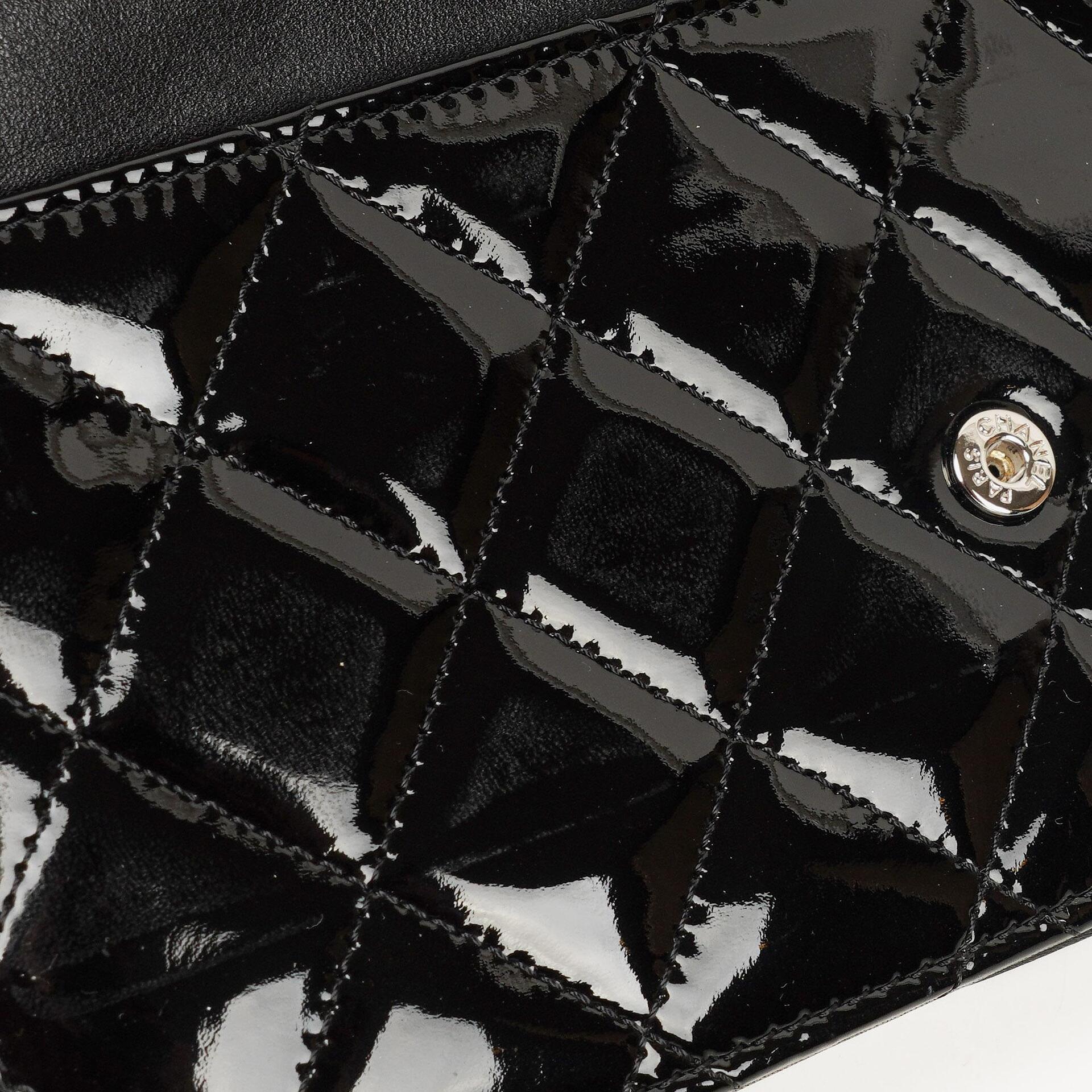 Chanel Wallet On Chain WOC aus schwarzem gestepptem Lackleder mit silberfarbenen Beschlägen