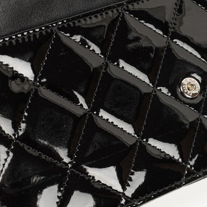Chanel Wallet On Chain WOC aus schwarzem gestepptem Lackleder mit silberfarbenen Beschlägen