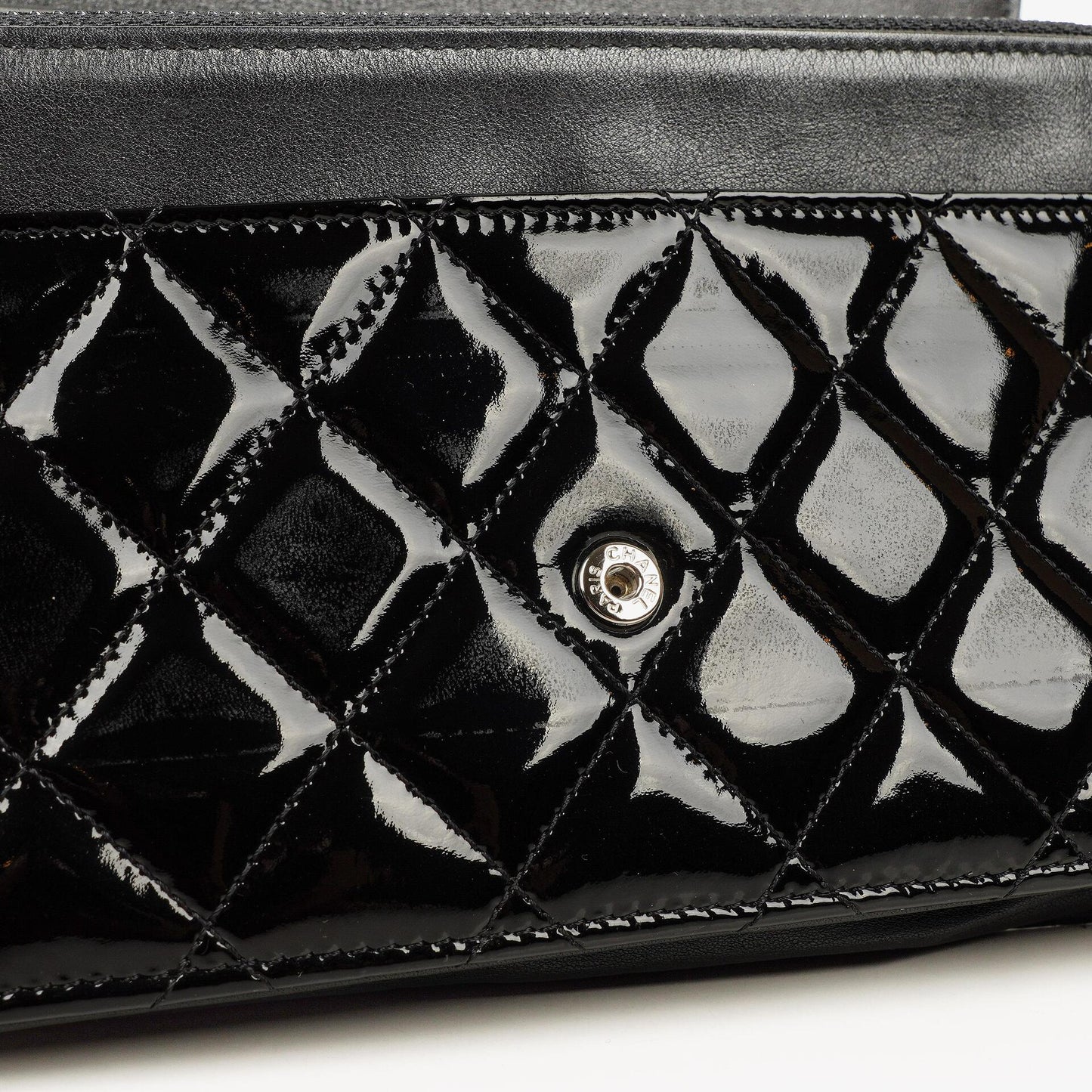 Chanel Wallet On Chain WOC aus schwarzem gestepptem Lackleder mit silberfarbenen Beschlägen