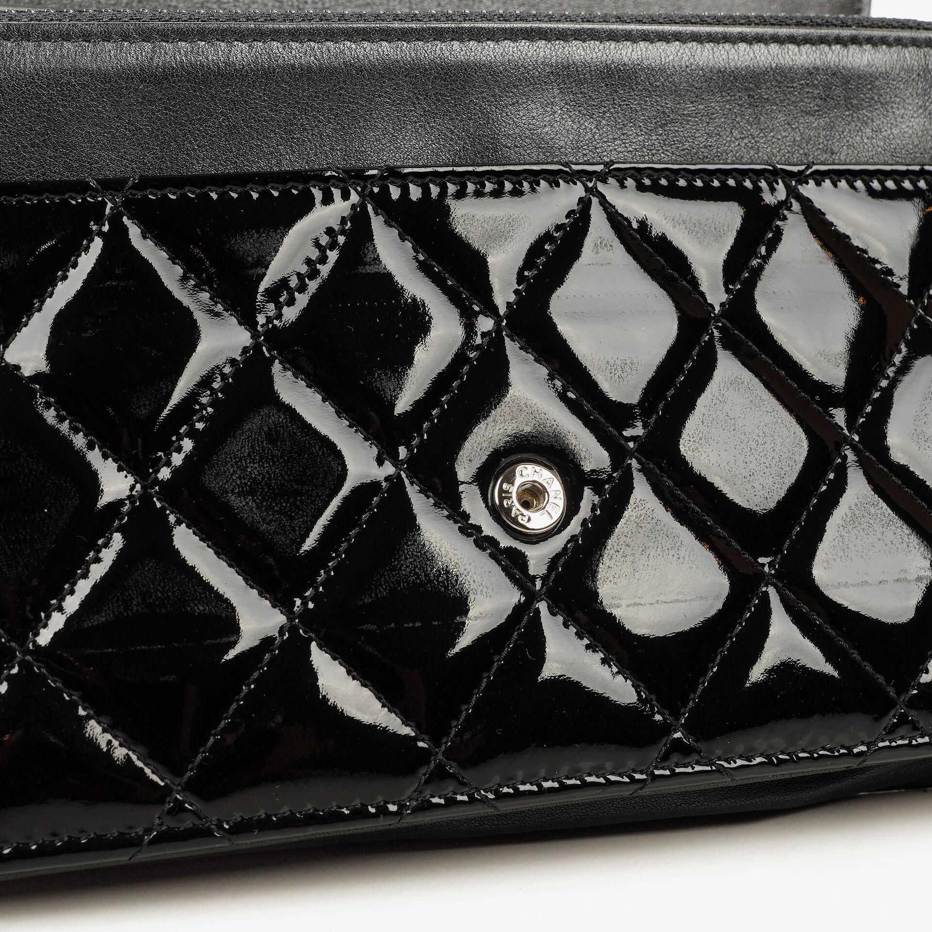 Chanel Wallet On Chain WOC aus schwarzem gestepptem Lackleder mit silberfarbenen Beschlägen