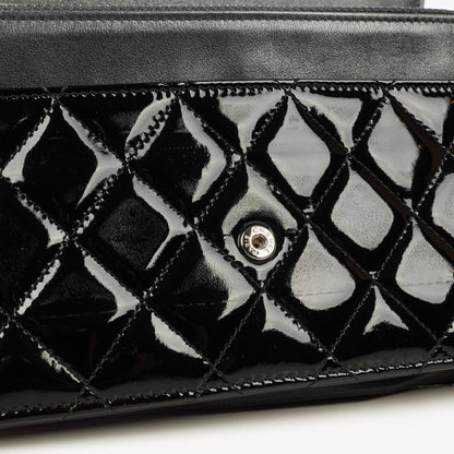 Chanel Wallet On Chain WOC aus schwarzem gestepptem Lackleder mit silberfarbenen Beschlägen