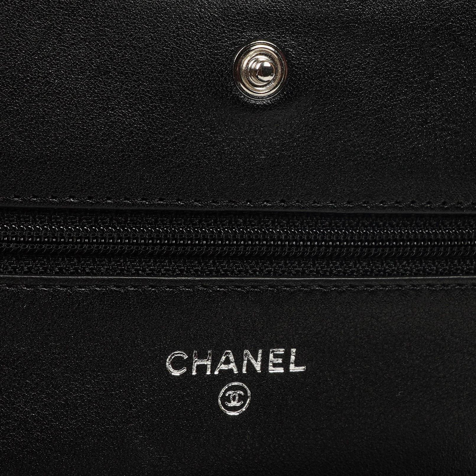 Chanel Wallet On Chain WOC aus schwarzem gestepptem Lackleder mit silberfarbenen Beschlägen