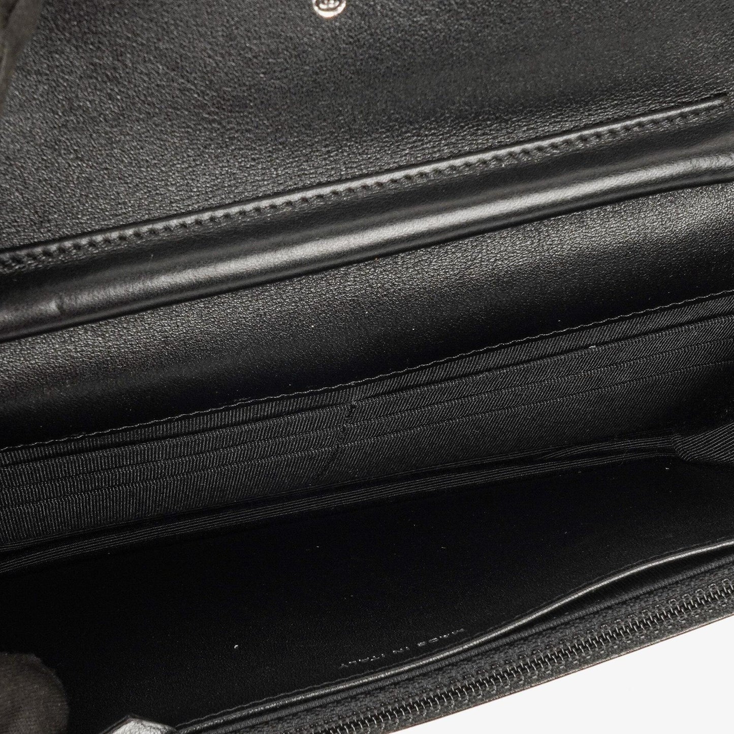 Chanel Wallet On Chain WOC aus schwarzem gestepptem Lackleder mit silberfarbenen Beschlägen