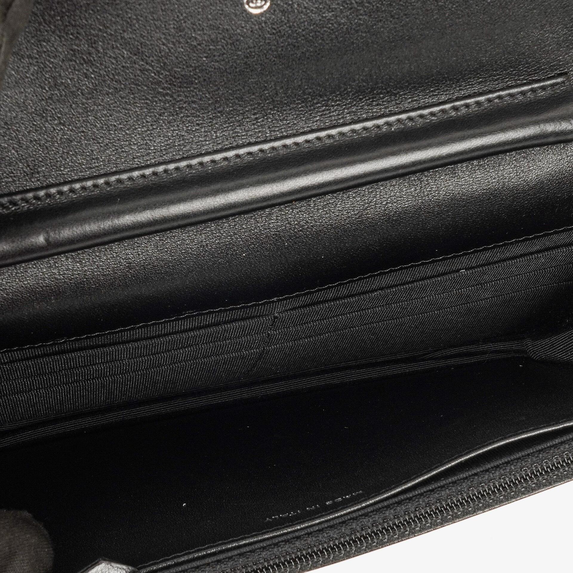Chanel Wallet On Chain WOC aus schwarzem gestepptem Lackleder mit silberfarbenen Beschlägen
