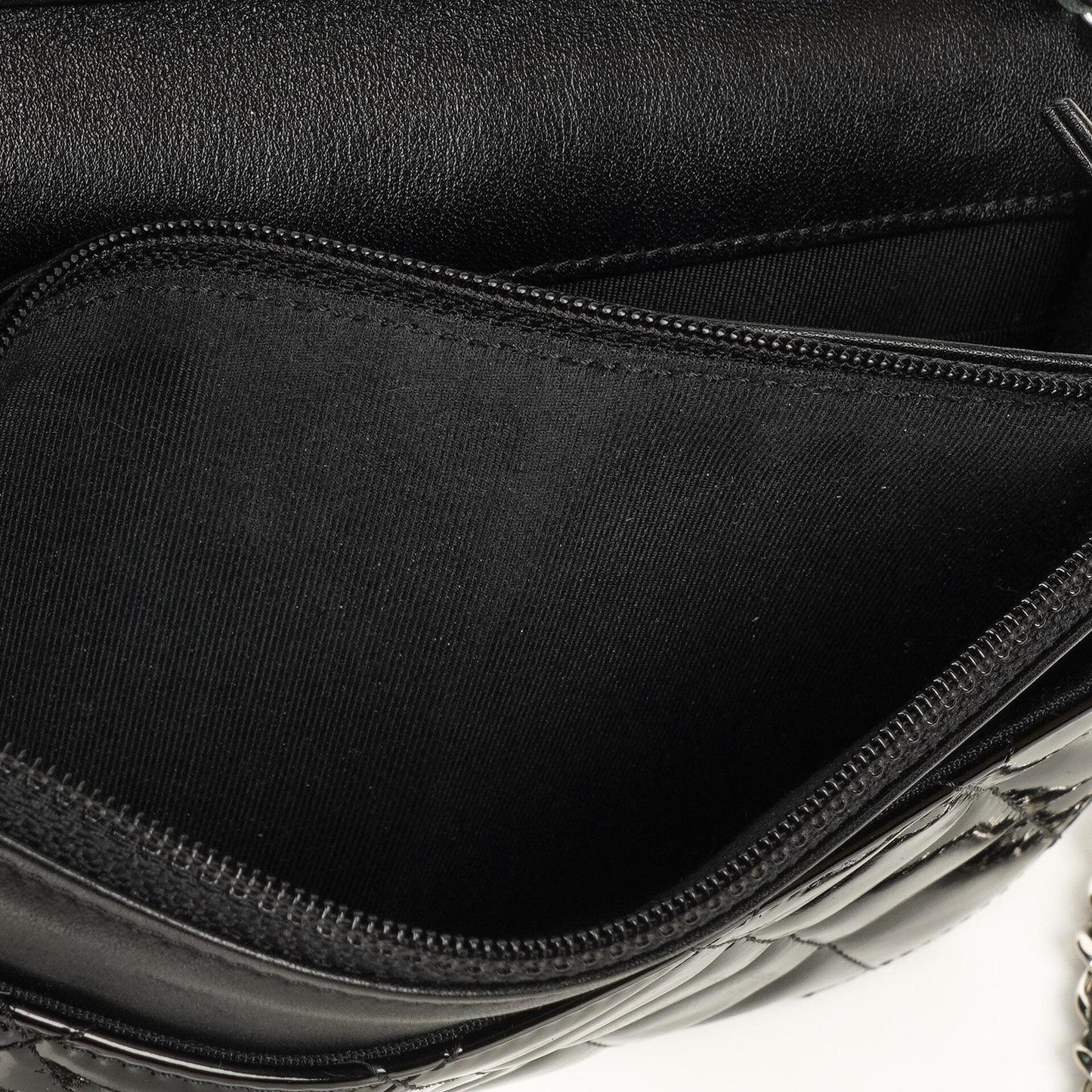 Chanel Wallet On Chain WOC aus schwarzem gestepptem Lackleder mit silberfarbenen Beschlägen