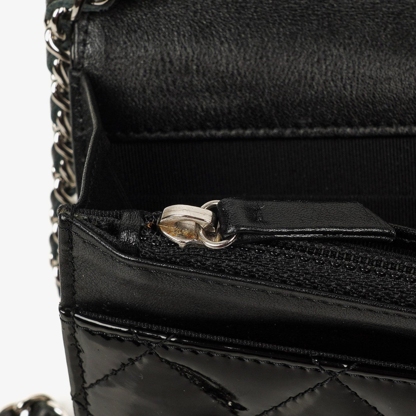 Chanel Wallet On Chain WOC aus schwarzem gestepptem Lackleder mit silberfarbenen Beschlägen