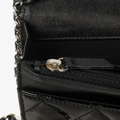 Chanel Wallet On Chain WOC aus schwarzem gestepptem Lackleder mit silberfarbenen Beschlägen
