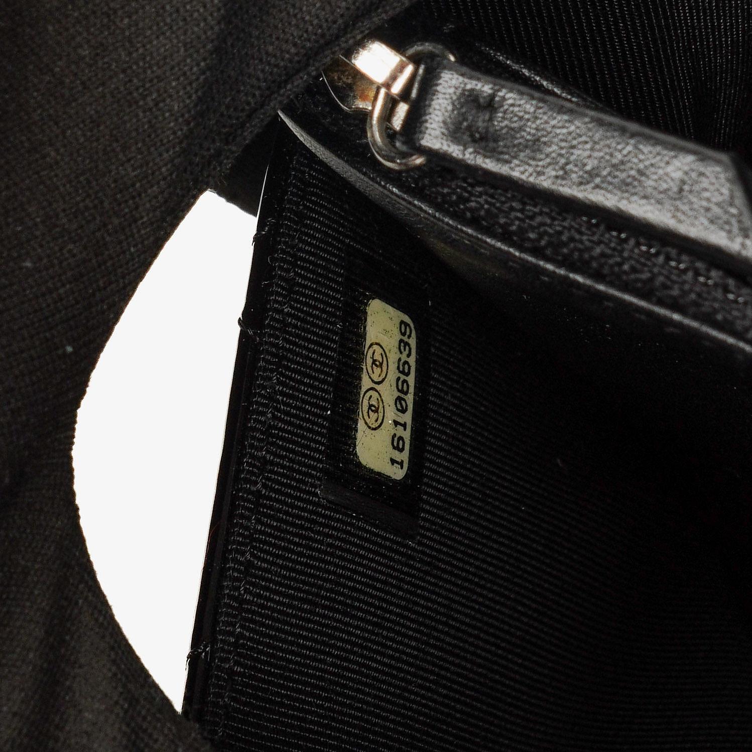 Chanel Wallet On Chain WOC aus schwarzem gestepptem Lackleder mit silberfarbenen Beschlägen