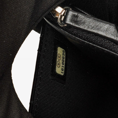 Chanel Wallet On Chain WOC aus schwarzem gestepptem Lackleder mit silberfarbenen Beschlägen