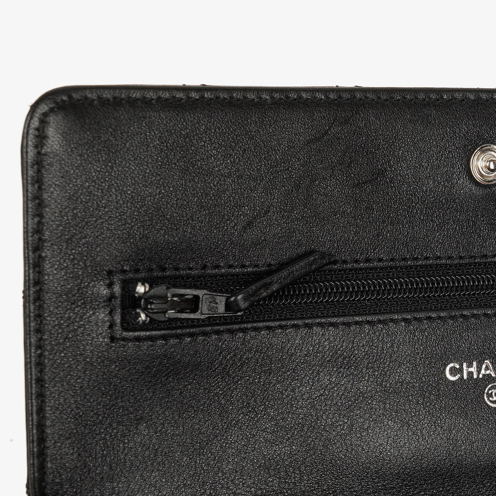Chanel Wallet On Chain WOC aus schwarzem gestepptem Lackleder mit silberfarbenen Beschlägen