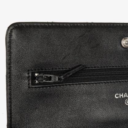 Chanel Wallet On Chain WOC aus schwarzem gestepptem Lackleder mit silberfarbenen Beschlägen