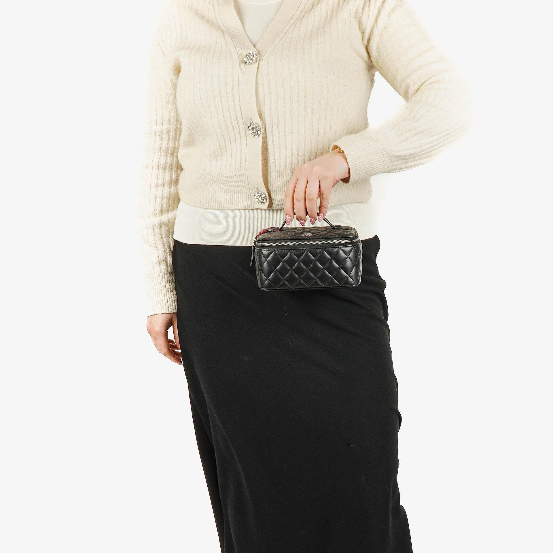 Chanel Vanity Case in Schwarz mit Steppung