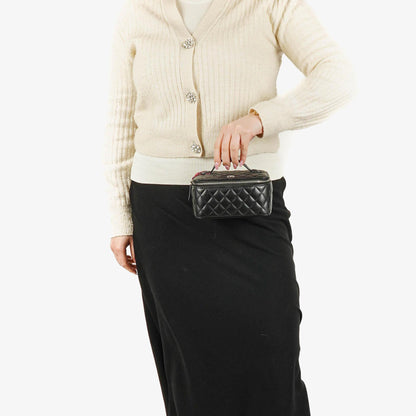 Chanel Vanity Case in Schwarz mit Steppung