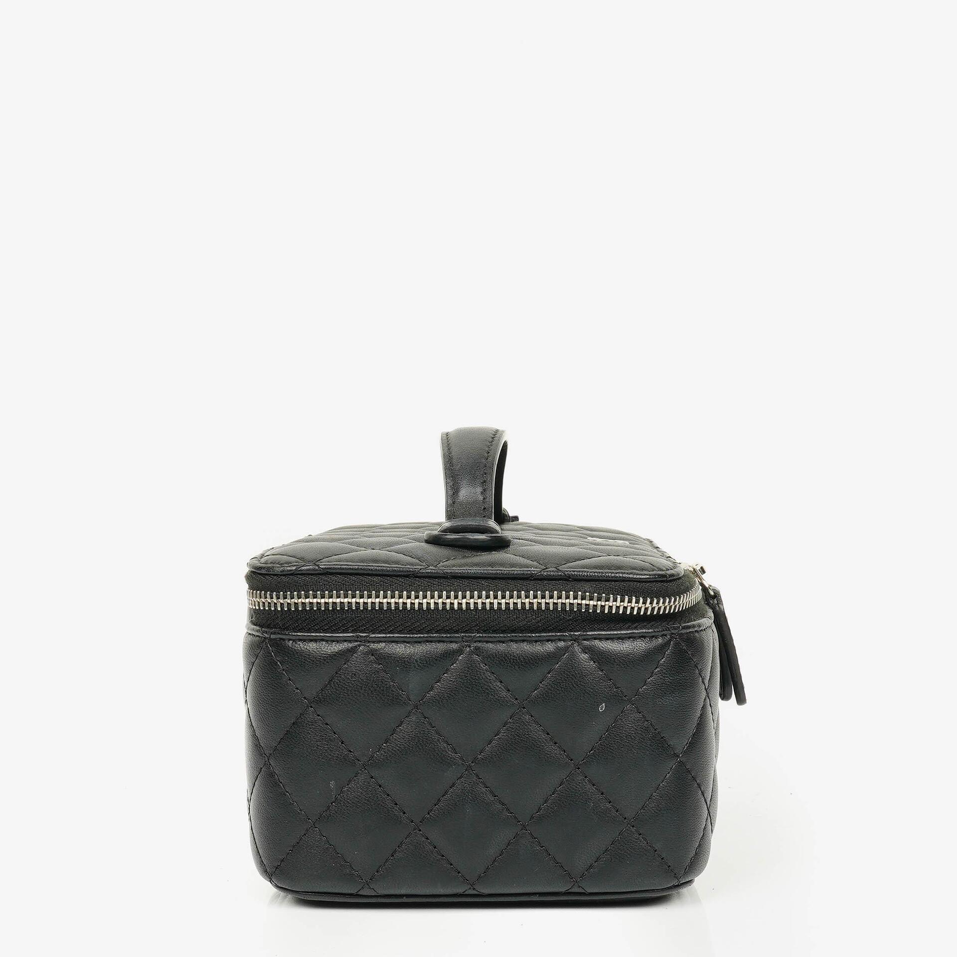 Chanel Vanity Case in Schwarz mit Steppung
