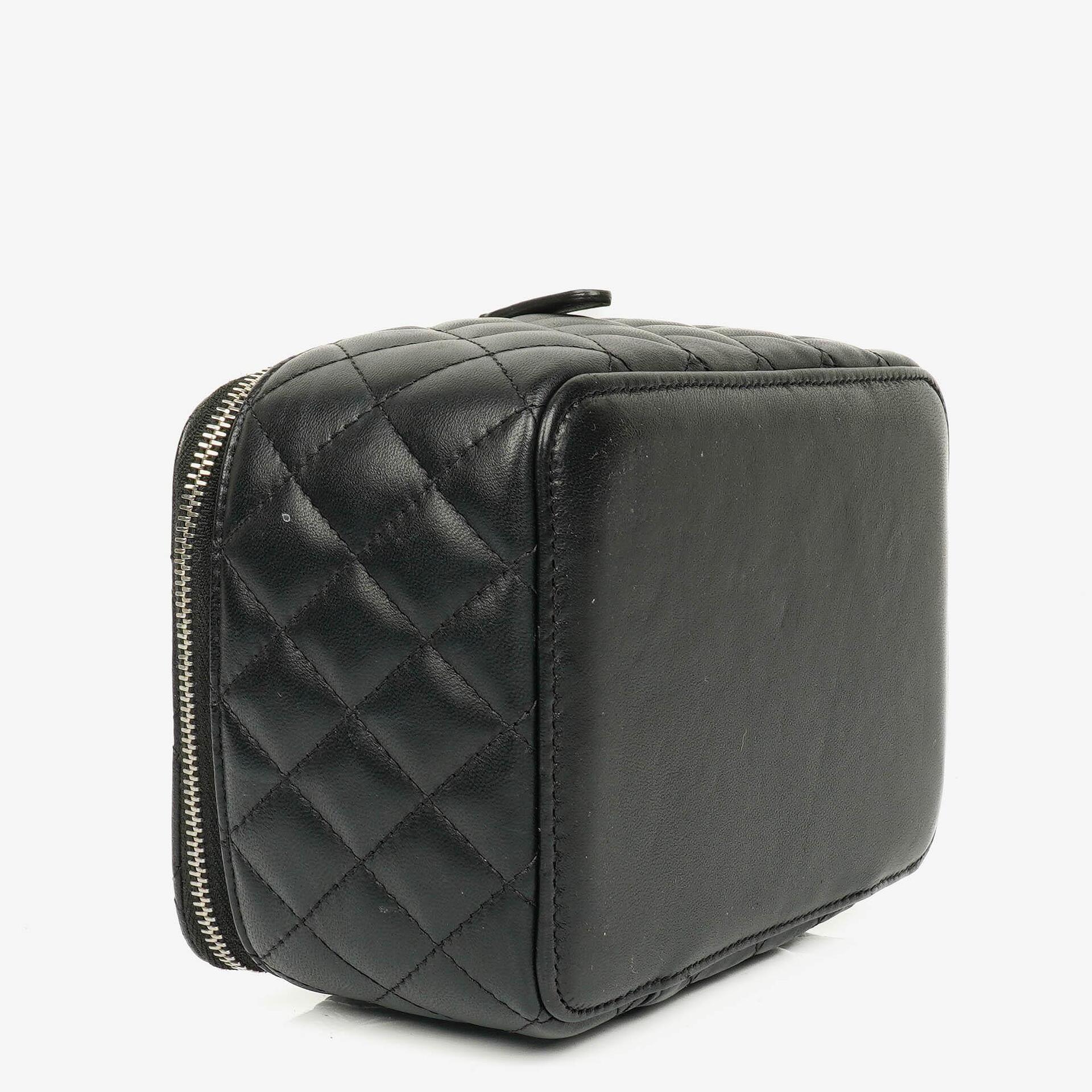 Chanel Vanity Case in Schwarz mit Steppung