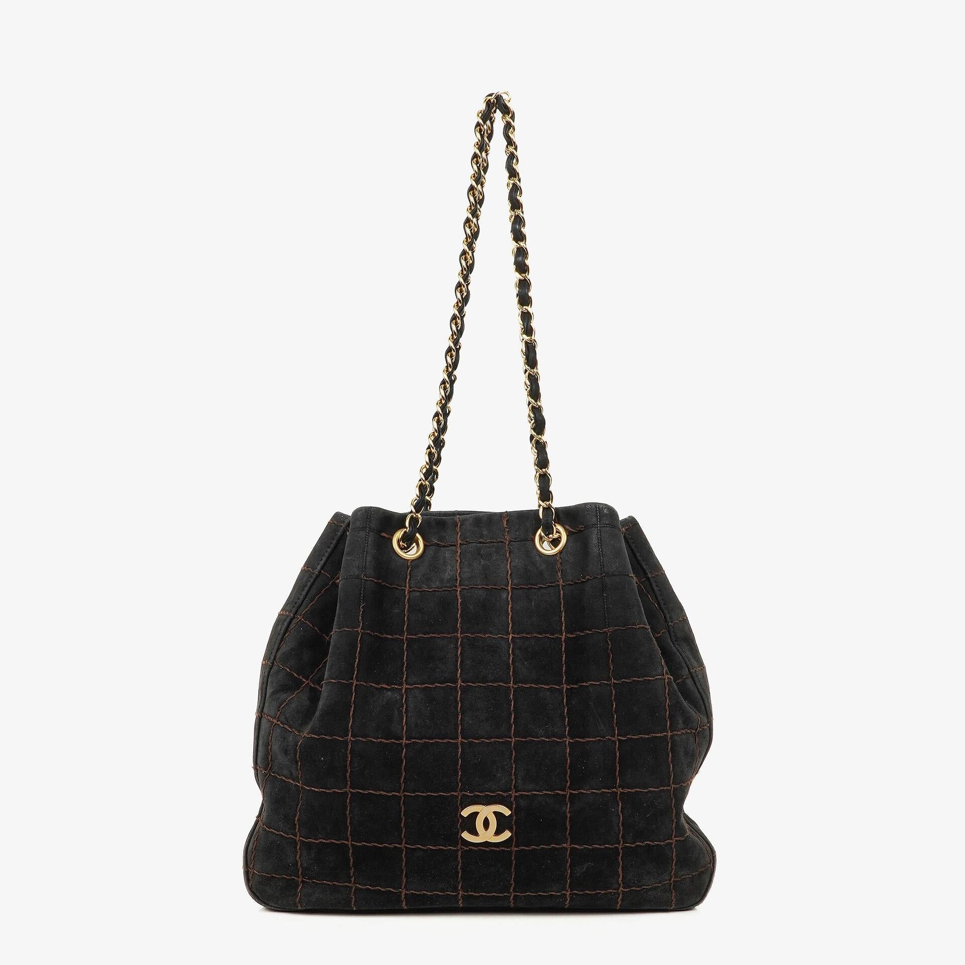 Chanel Chocolate Bar Kordelzug-Tote aus schwarzem gestepptem Wildleder