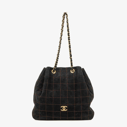 Chanel Chocolate Bar Kordelzug-Tote aus schwarzem gestepptem Wildleder