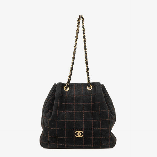Chanel Chocolate Bar Kordelzug-Tote aus schwarzem gestepptem Wildleder