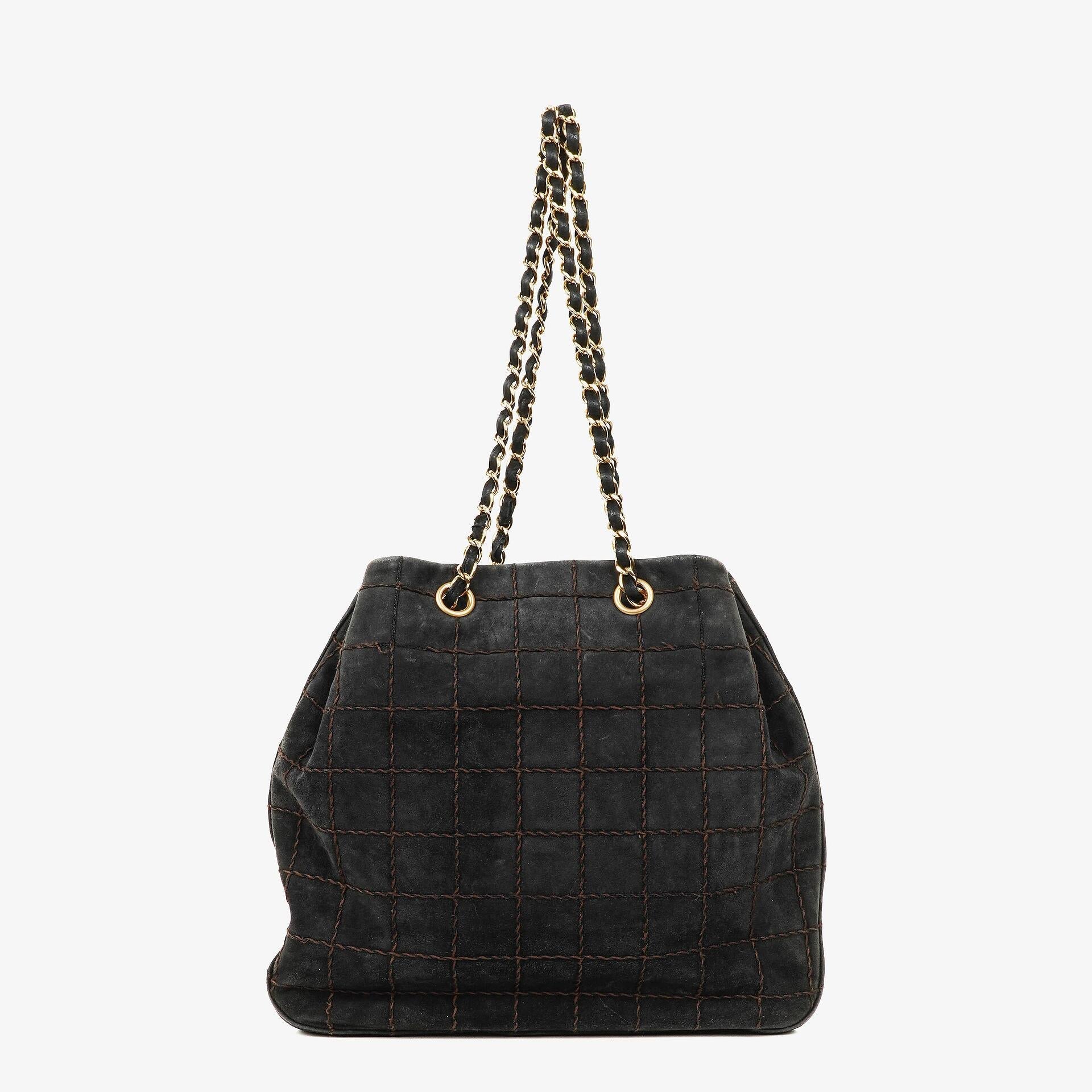 Chanel Chocolate Bar Kordelzug-Tote aus schwarzem gestepptem Wildleder