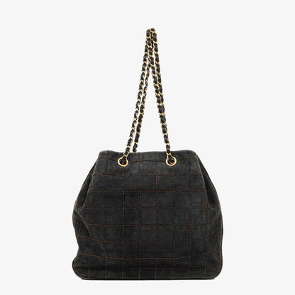 Chanel Chocolate Bar Kordelzug-Tote aus schwarzem gestepptem Wildleder