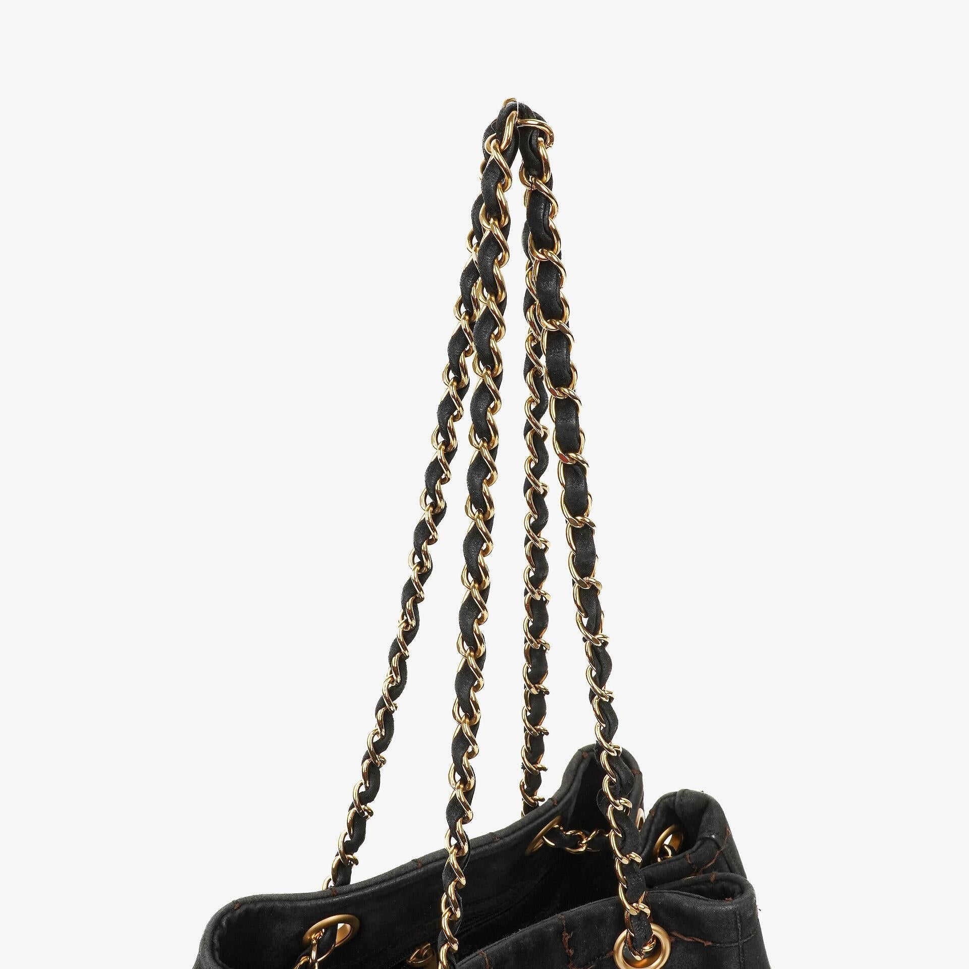Chanel Chocolate Bar Kordelzug-Tote aus schwarzem gestepptem Wildleder