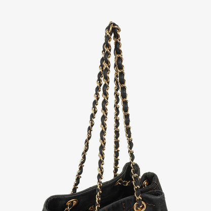 Chanel Chocolate Bar Kordelzug-Tote aus schwarzem gestepptem Wildleder