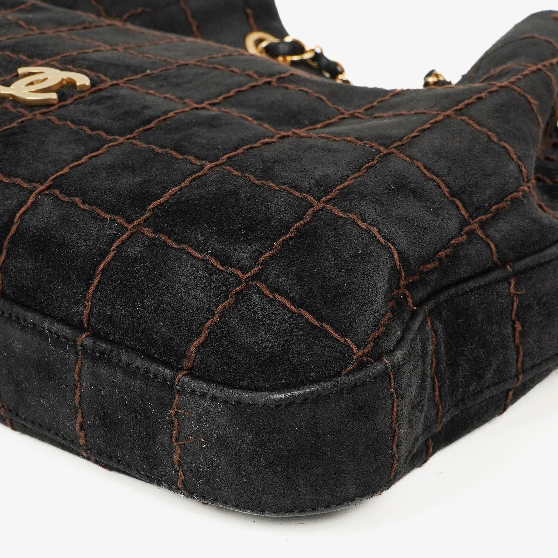 Chanel Chocolate Bar Kordelzug-Tote aus schwarzem gestepptem Wildleder