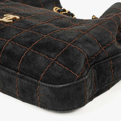 Chanel Chocolate Bar Kordelzug-Tote aus schwarzem gestepptem Wildleder