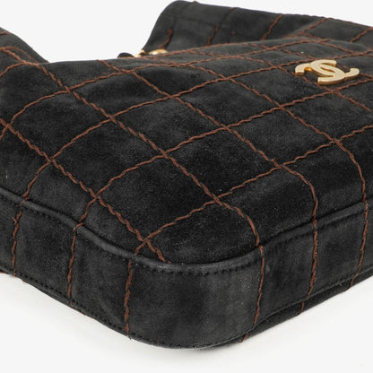 Chanel Chocolate Bar Kordelzug-Tote aus schwarzem gestepptem Wildleder